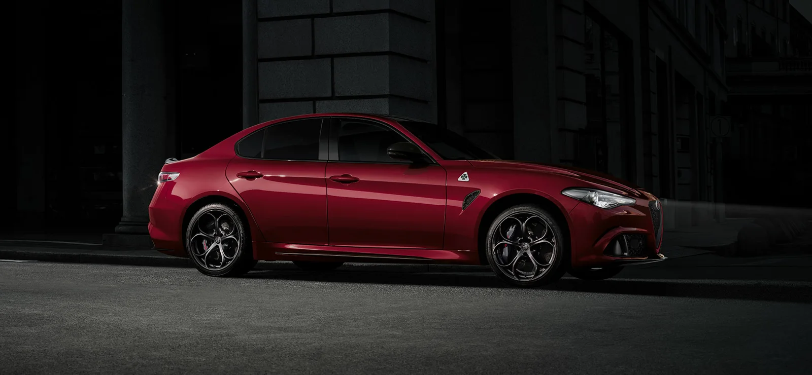 Alfa Romeo Giulia Quadrifoglio di notte, fari accesi