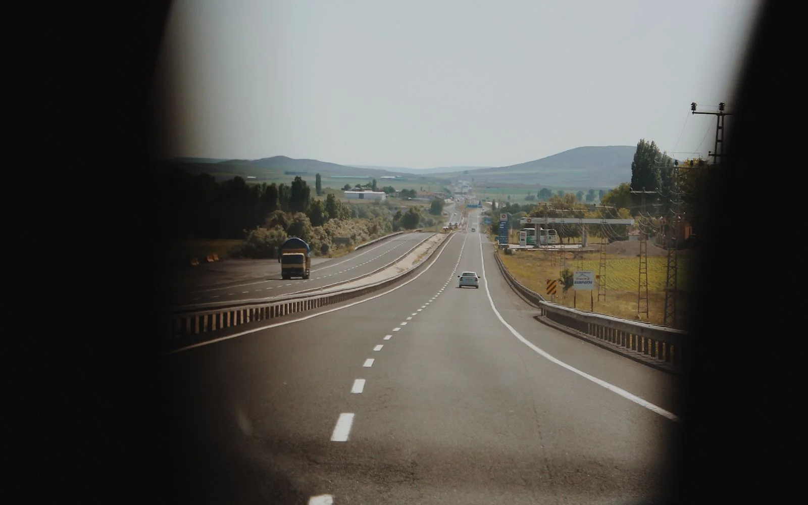La strada avanti attraverso il parabrezza — la vista della telecamera