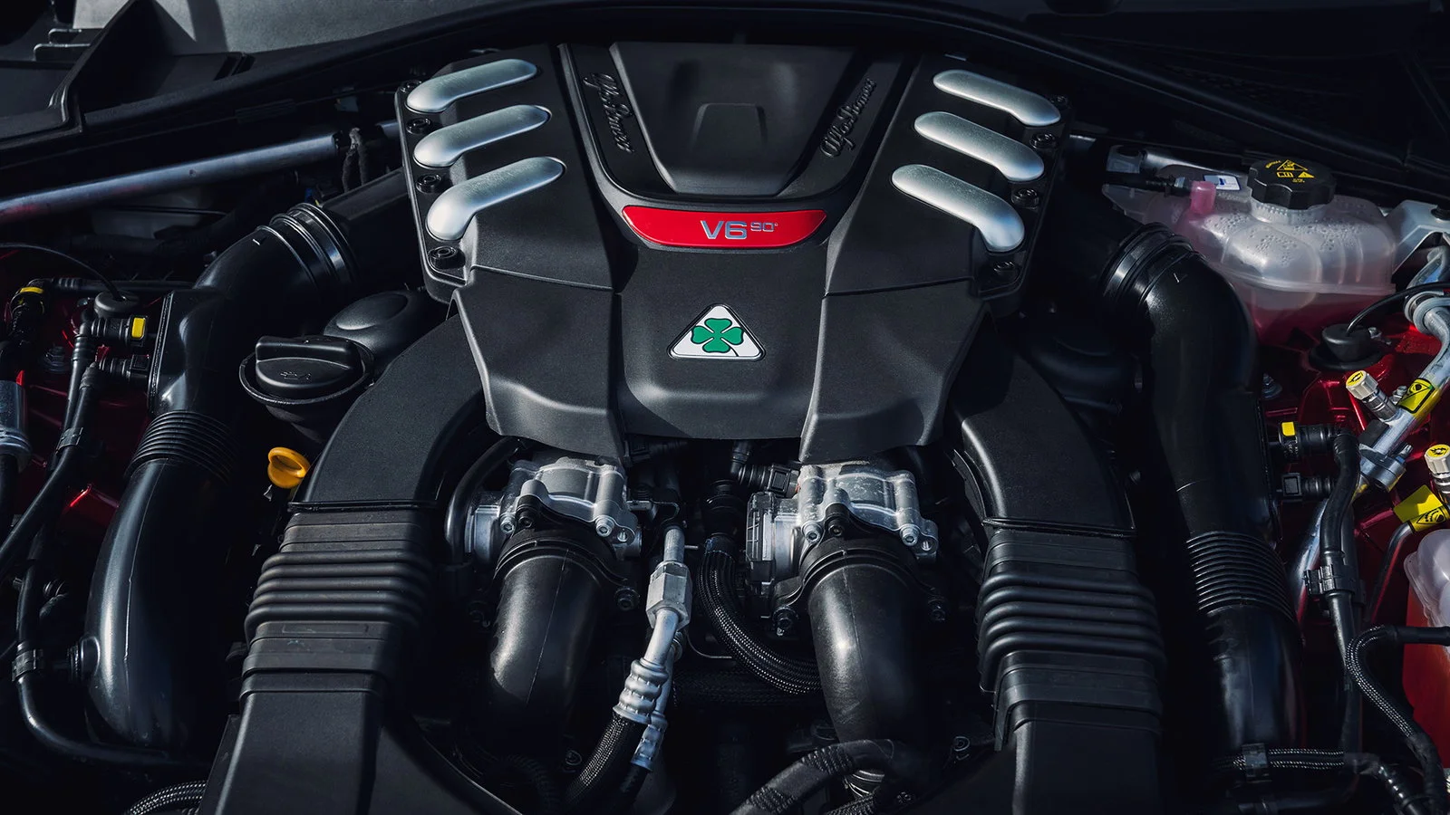 Alfa Romeo Quadrifoglio V6 Motorraum — Werks-Wartung bei Alfa Garage Miami